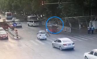 酒駕撞人還逃逸，輔警追跑跳上車頂攔截
