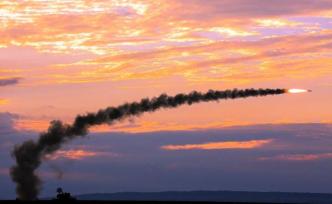 第72集團(tuán)軍某旅組織實(shí)彈射擊考核，檢驗(yàn)多方向目標(biāo)抗擊能力