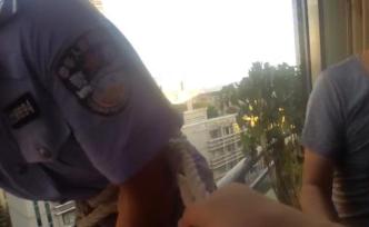 暖聞｜重慶女孩獨(dú)自在家遇火災(zāi)被困，民警身綁麻繩索降救人