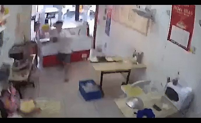 地震瞬間，丈夫回頭先把妻子往屋外推