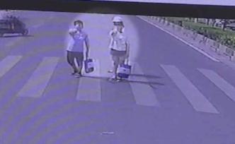 公交車禮讓，小學(xué)生行少先隊禮豎大拇指