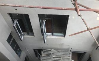 千萬元別墅違建百余平米被舉報數(shù)月未拆，南京城管局介入督辦