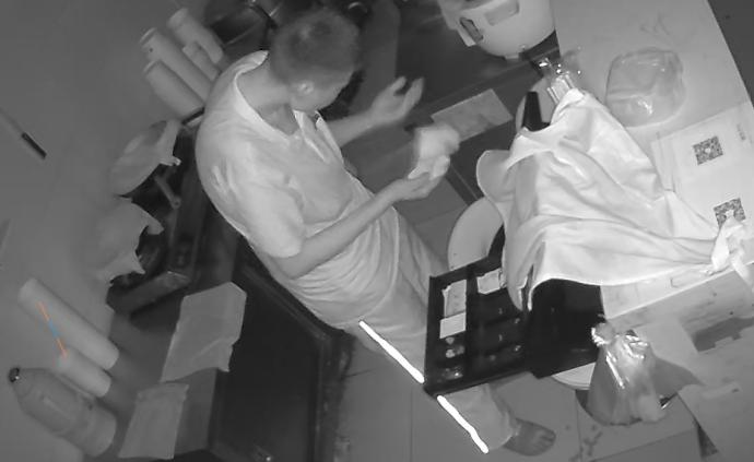 小偷受傷謊稱被劫，熱心的哥幫他報了警