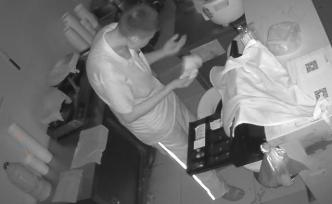 小偷受傷謊稱被劫，熱心的哥幫他報了警