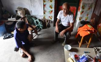 兒子腦癱只能爬行，70歲老人獨(dú)自照顧40多年