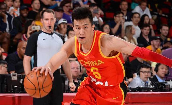 郭艾倫晃倒對手，男籃戰(zhàn)勝NBA黃蜂隊