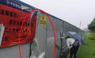 3天前這里有人被潮水沖走，如今江水平靜，仍有人私自下堤