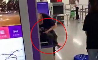 服气！大妈带活禽上地铁被拦，现场杀鸡
