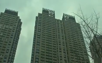 武漢一小區(qū)現(xiàn)多處違建“空中別墅”，城管責(zé)令限期整改驗(yàn)收