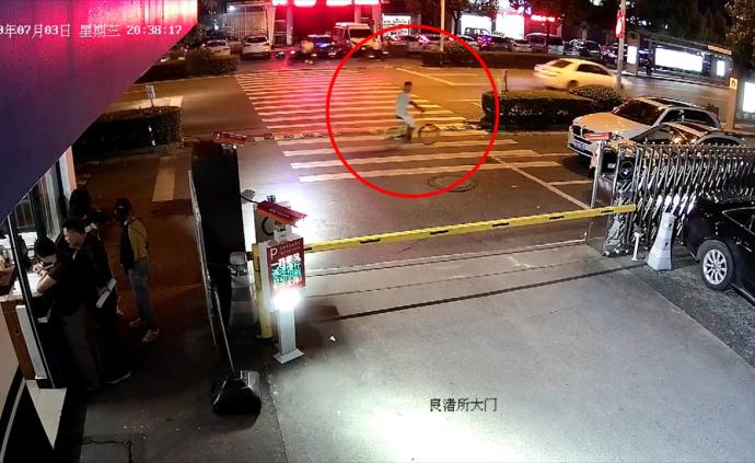 猥褻女孩后到派出所探風，撞見了受害人