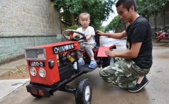 3歲萌娃過生日，爸爸造“迷你拖拉機”當禮物，時速30公里
