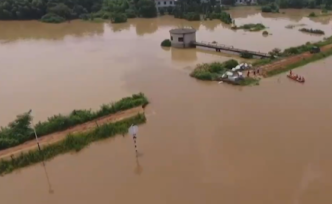 湖南衡陽湘江干堤決口，正在搶險封堵