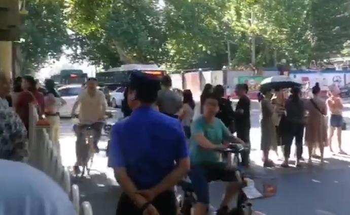 英语听力家长堵路防噪音，路人喊考不上