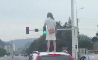 妻子賭氣爬上車頂站了4分鐘，丈夫被傳喚