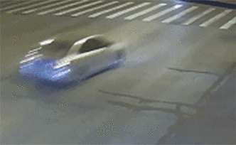 嫌犯驾车疯狂逃窜，上海警方派6辆警车围堵追击半小时抓获