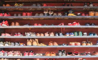 倒球鞋賺差價是否合法？律師：依托平臺代購都應納入監(jiān)管范圍