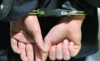 山西一男子酒后鬧事被帶回派出所途中襲警、打砸警車，被刑拘