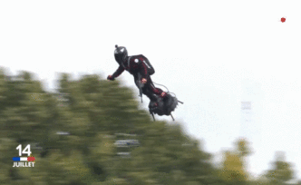 法國國慶日閱兵，真人版“鋼鐵俠”亮相