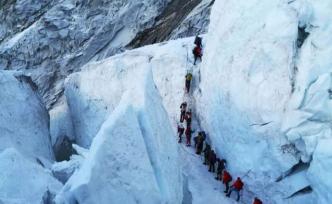 珠峰“大堵車”親歷者自述：看著他快死了，我卻從他身邊走過