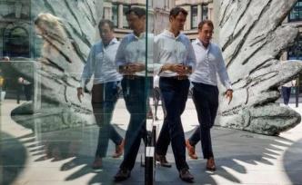 熱到融化的夏天，該穿黑T還是白T？