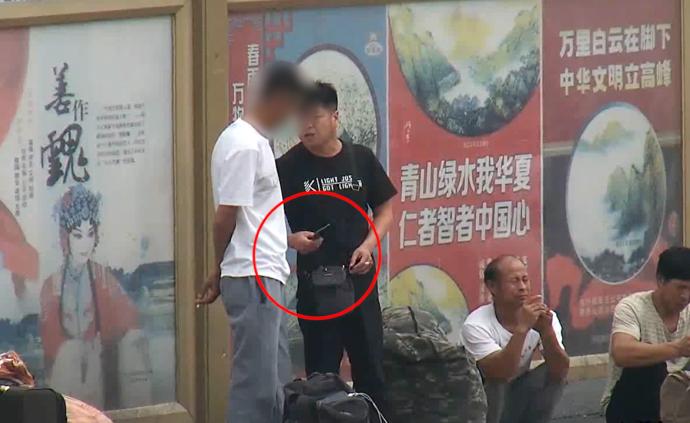 男子當(dāng)街敲詐旅客:我在這片混不給錢別走