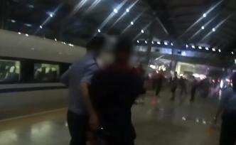 乘客買短乘長耍無賴，乘警強(qiáng)行搜其身份證