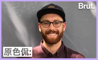 在這塊沖浪板里，他放了一萬(wàn)個(gè)煙頭