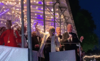 梅姨離任前的“狂歡”：跳舞唱歌看比賽