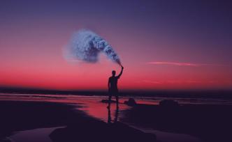 我們?yōu)槭裁磿?huì)崇敬那些堅(jiān)持理想的人？