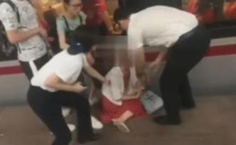高鐵停檢后女子強闖閘口，腳伸向站臺和列車縫隙阻撓發(fā)車