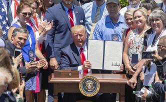 特朗普出席第三屆“美國(guó)制造”產(chǎn)品展，簽提高原產(chǎn)比例行政令