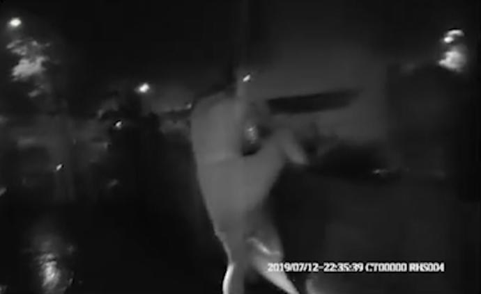 她撞見丈夫給女同事打傘，持刀自抵胸口