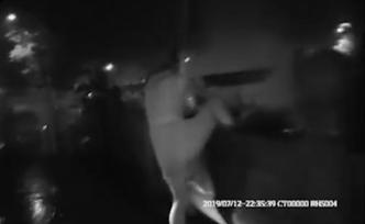 她撞見丈夫給女同事打傘，持刀自抵胸口