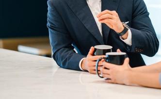 韓國(guó)立法禁止職場(chǎng)欺凌：跑腿泡咖啡、聚餐遲到罰酒都算霸凌