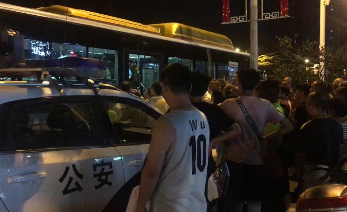 城管車(chē)逼停公交車(chē)，穿制服男子被警方帶走