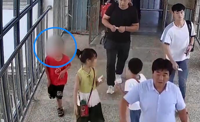 男孩不肯寫(xiě)作業(yè)出走,混上去北京的火車