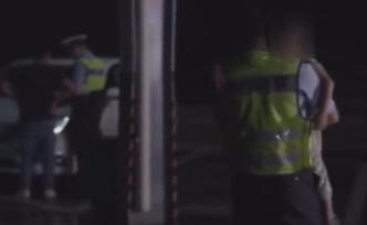 男子載5歲兒子酒駕，交警哄睡娃全程背對(duì)執(zhí)法：避免心理創(chuàng)傷