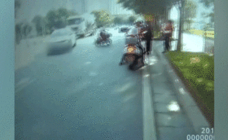 要求撤銷貼條遭拒，車主開車逆行撞交警