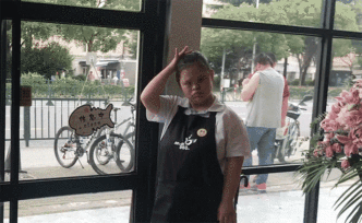 他們大多19歲有心智障礙，在上海這家咖啡吧自食其力