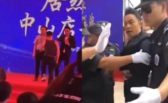 任達華出席中山某商業(yè)活動在臺上被捅傷