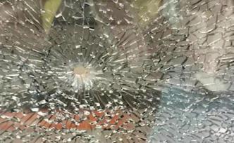 男子彈弓打鳥“脫靶”，擊穿行駛地鐵玻璃