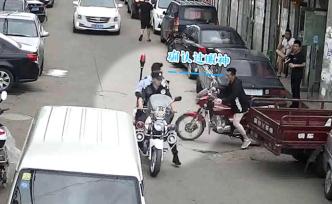 民警一眼認(rèn)出騎摩托嫌疑人，躍起將其拉下