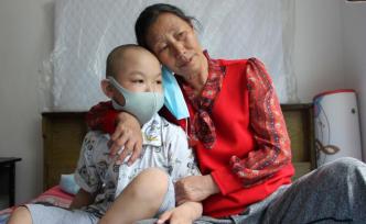 六旬奶奶給孫子從小當(dāng)媽：“在我死之前，就想保住孩子的命”