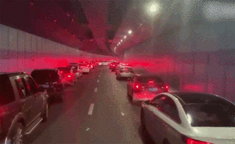 消防出警遇堵,百輛車“教科書式”讓道