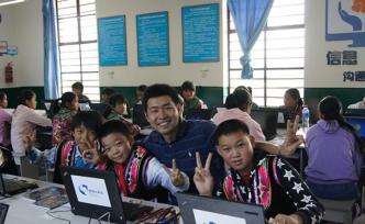 两年走过云南13个州市，他说“只要心中有民手中就会有招”