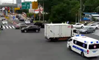 無視交警指揮不避讓鳴笛救護車，貨車司機搶道被罰兩百記三分