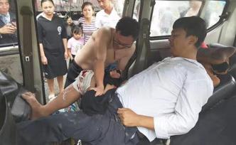 暖聞｜事故現(xiàn)場沒有繃帶，云南民警撕開警服為傷者包扎止血