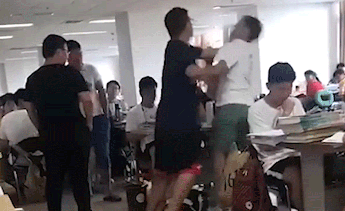 2男生抢图书馆空调座打架，被列黑名单