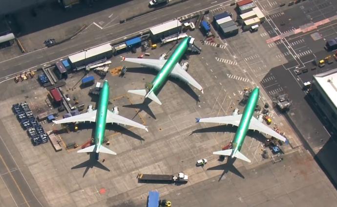 波音工廠最新航拍:廠區(qū)鐵軌都放滿飛機(jī)