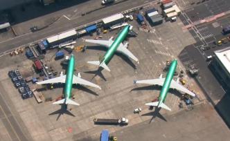 波音工廠最新航拍：廠區(qū)鐵軌都放滿飛機(jī)